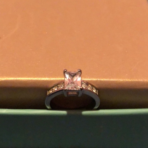 Ring — - Picture 2 of 2